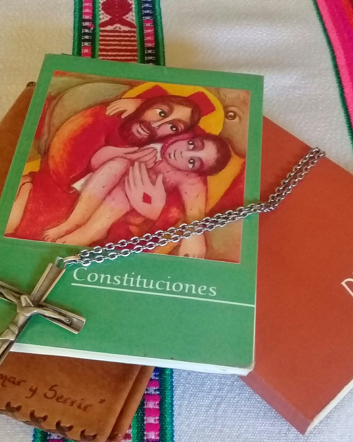 Constituciones y Directorio de la Congregación junto a la cruz de las Misioneras Claretianas