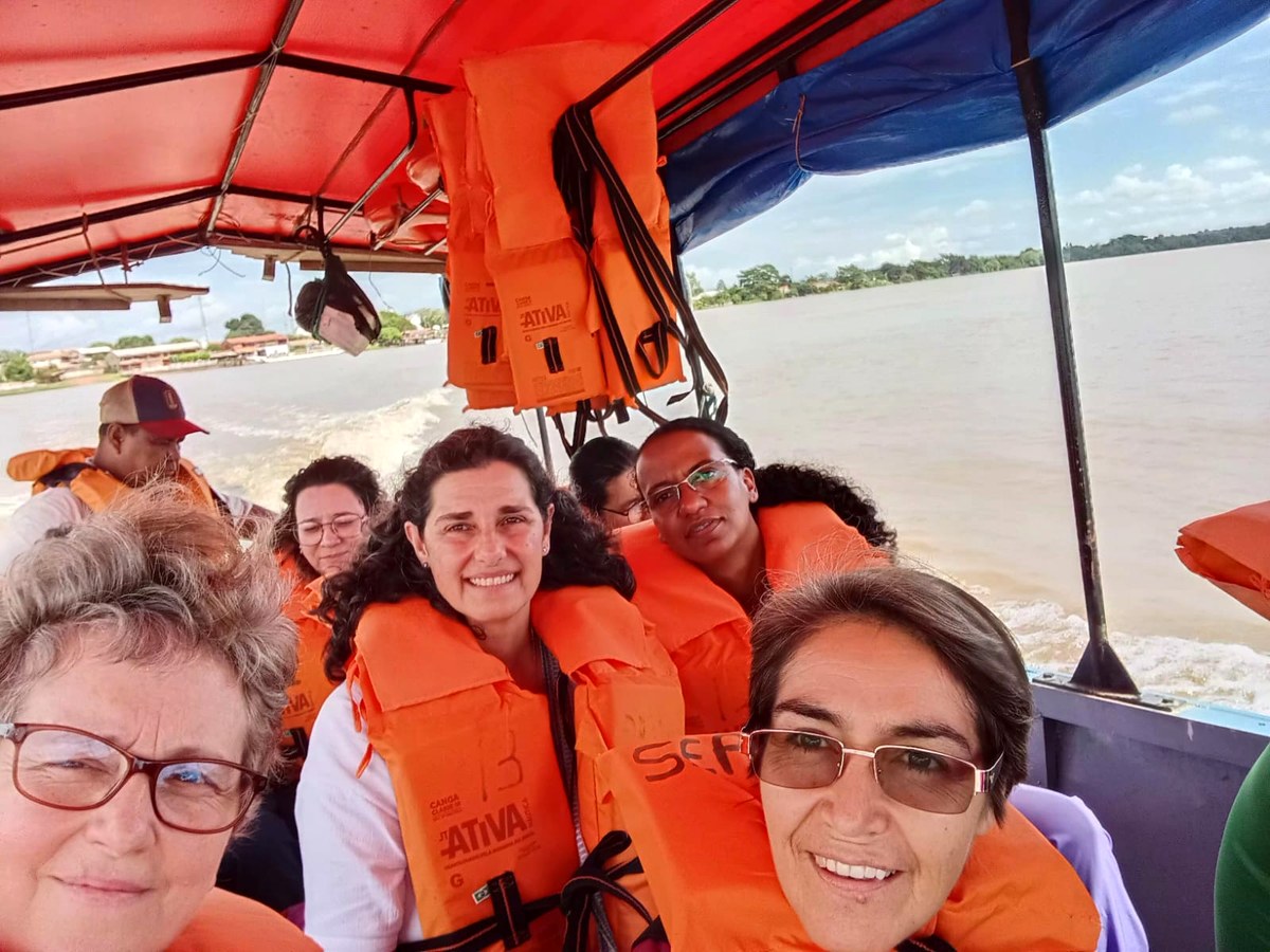 Hermanas navegando el río en misión por la Amazonía boliviana, Guayaramerín
