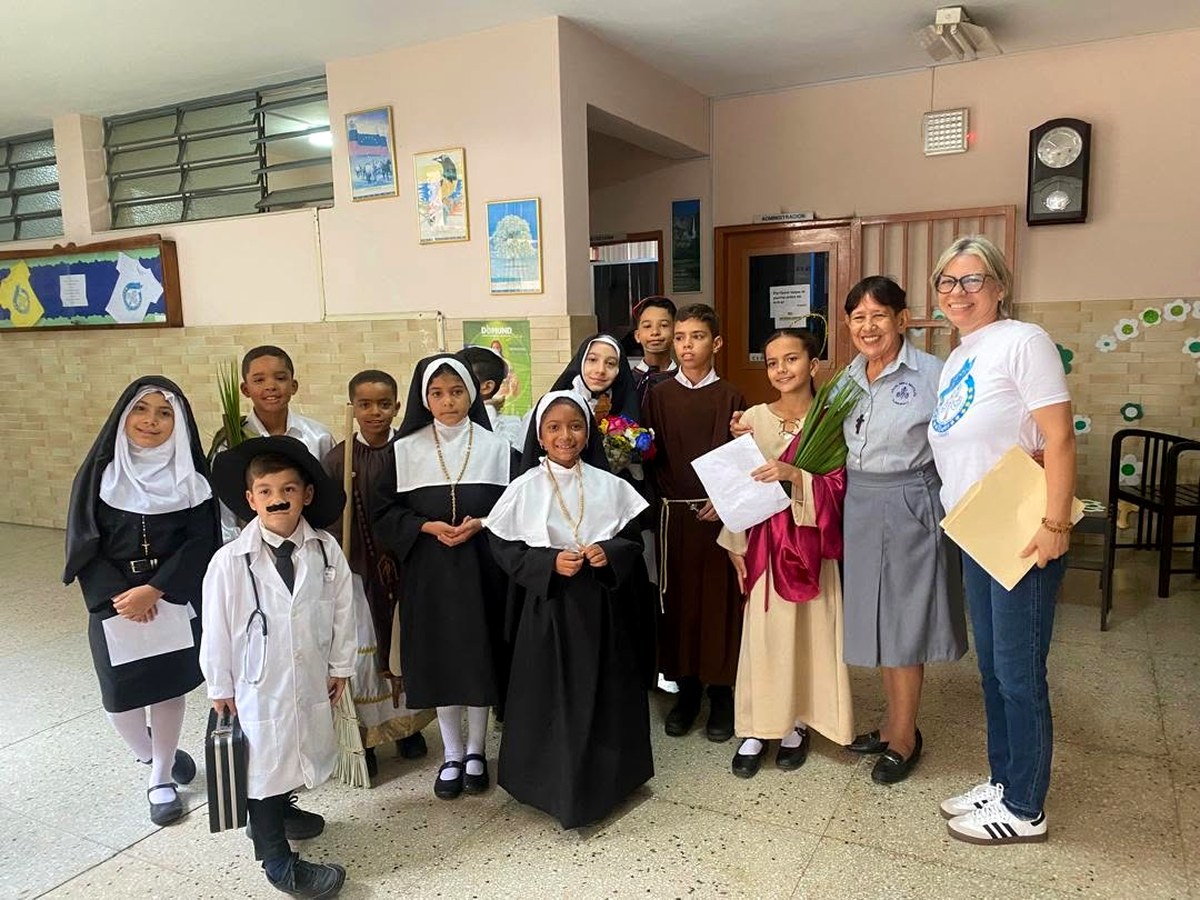Niños y hermanas en actividad de catequesis en Turmero, Venezuela