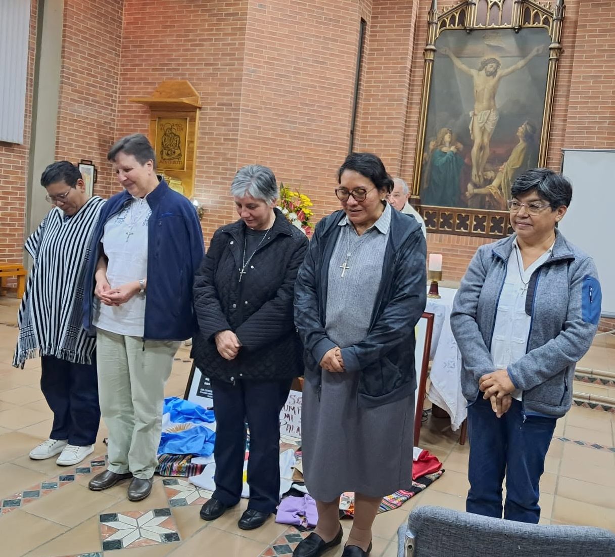 Hermanas en oración durante una celebración en la capilla