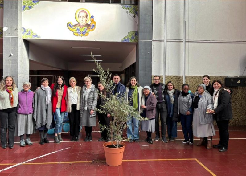 Comunidad reunida para la plantación de un olivo