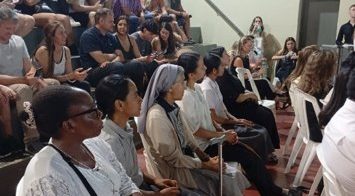 Comunidad reunida en una asamblea