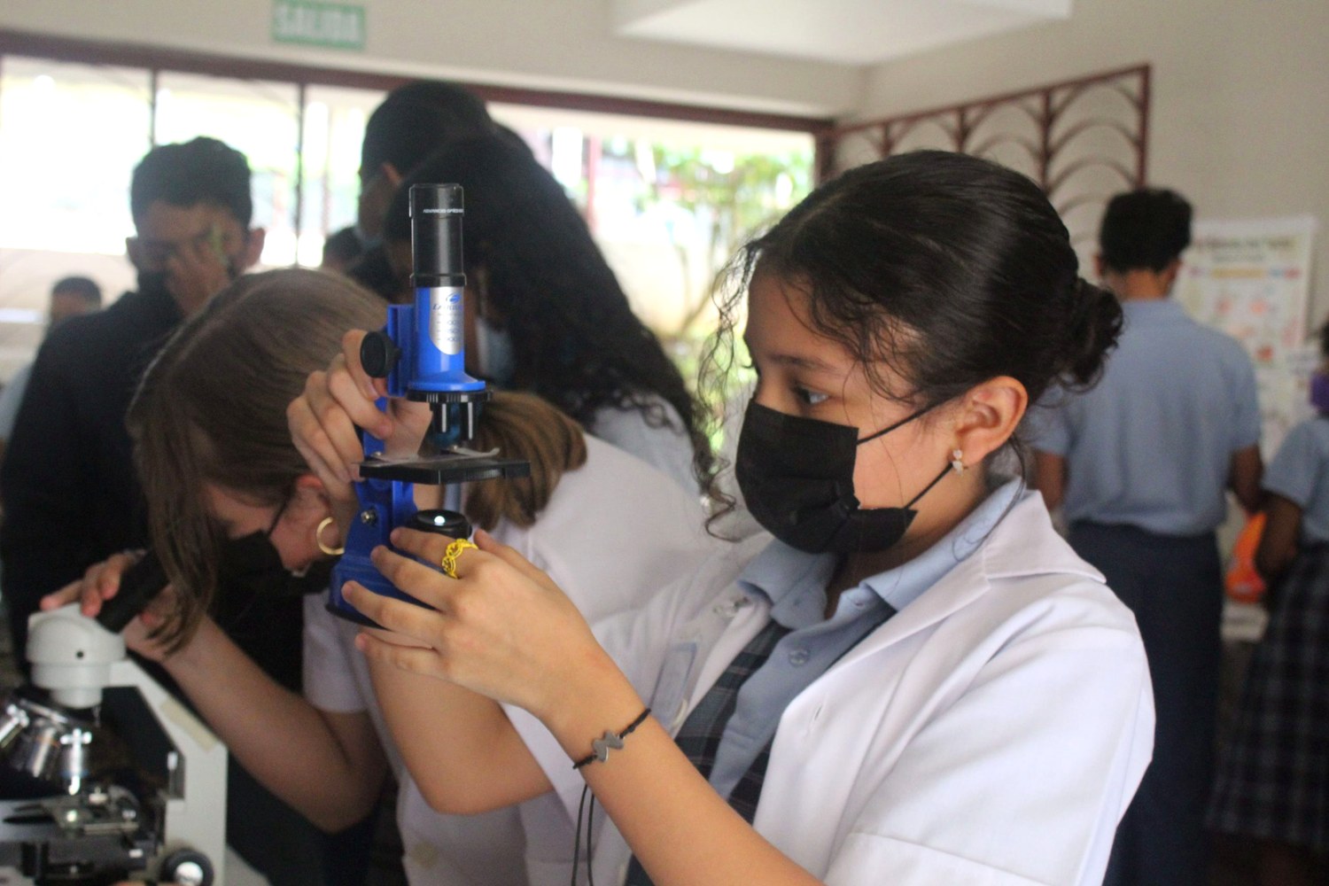 Estudiantes del Colegio Claret de Panamá en una clase de ciencias