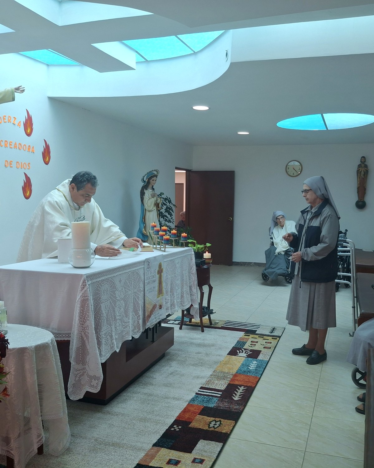 Celebración comunitaria con hermanas mayores acompañadas por la comunidad